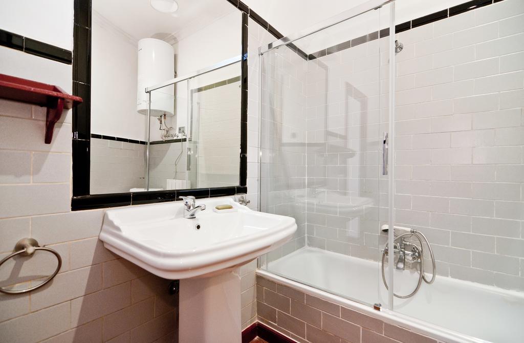 Apartamentos Madrid Retiro Rum bild